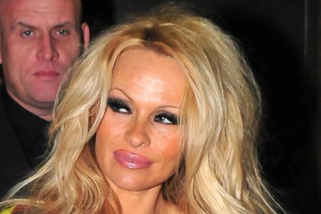 Pamela Anderson versteigert Auto für guten Zweck