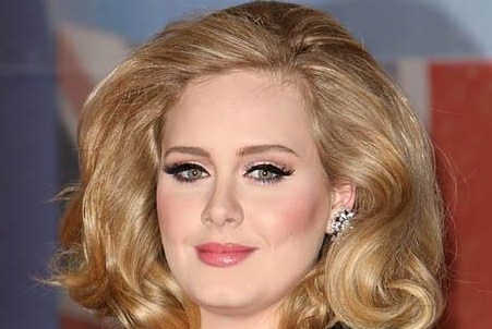 Adele zeigt Stinkefinger bei den BRIT Awards