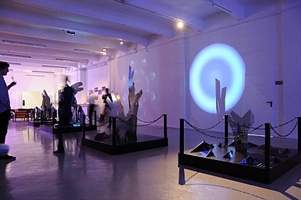 YOSHI’s Contemporary ART LOFT zeigt von 24. Oktober bis 20. Dezember 2012 die eindrucksvolle Multimedia-Installation „CLOSER TO THE FALL“ des New Yorker Künstlers Tim White-Sobieski (*1961).