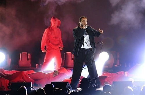 Kendrick Lamar makes a powerful opening at the Grammys 3