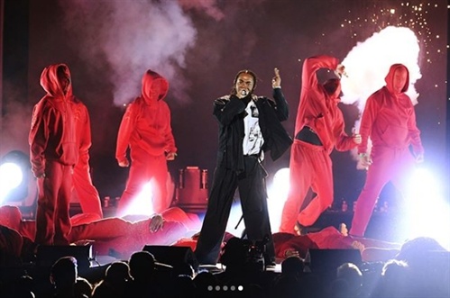 Kendrick Lamar makes a powerful opening at the Grammys 5