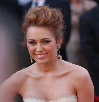 Miley Cyrus @ 2010 Academy Awards: Photo by Sgt. Michael Connors